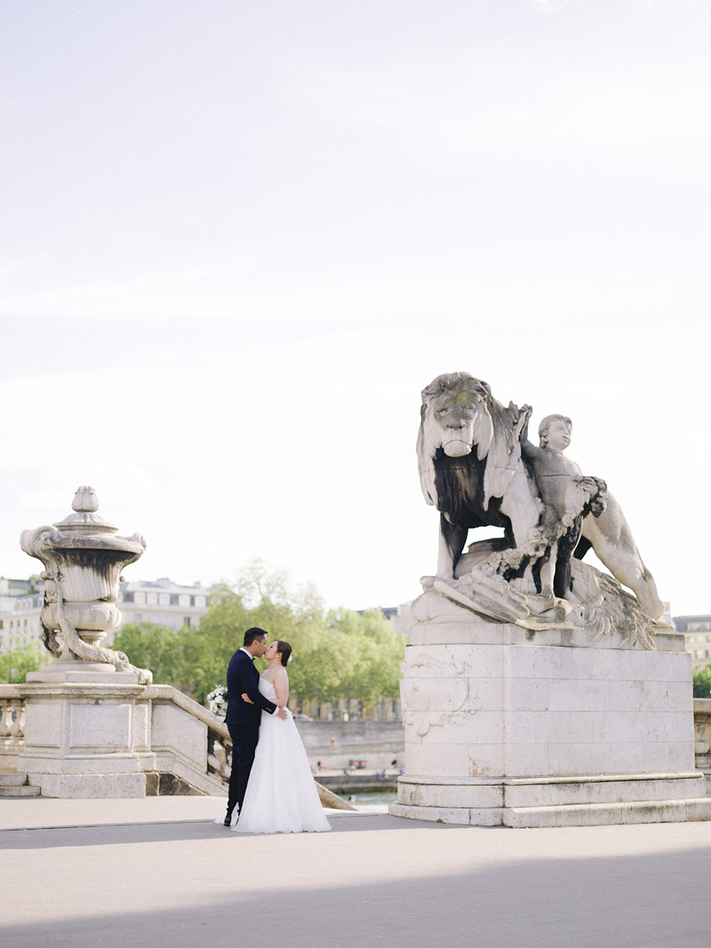 deux mariés à paris regardent la seines 